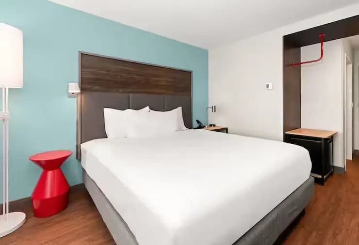 Mobility/Hearing Accessible with Tub Double room full double bed