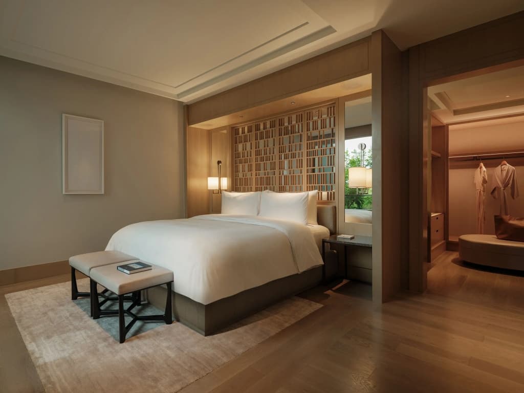 Double Suite with courtyard view full double bed