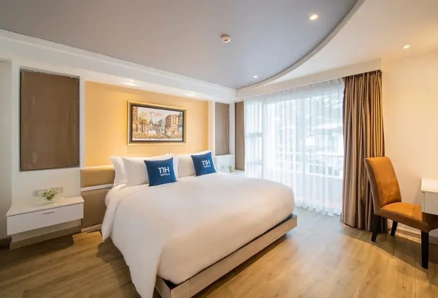Premier Lagoon Double Suite full double bed