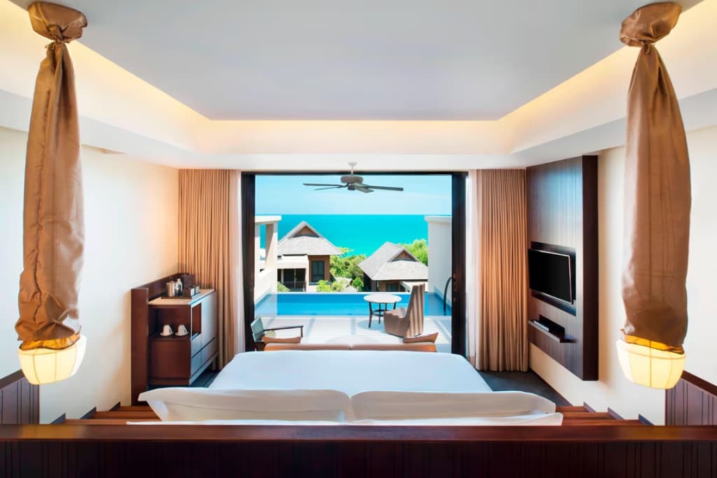 1 Bedroom Ocean Pool Double Suite with partial ocean view full double bed