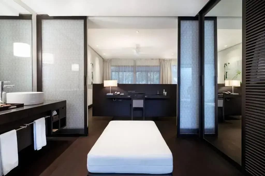 Double Palm Suite with balcony full double bed