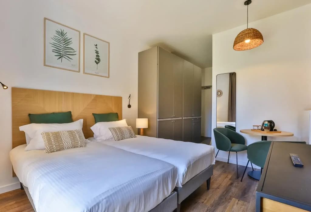 Courtyard/Parking Side Double room twin beds