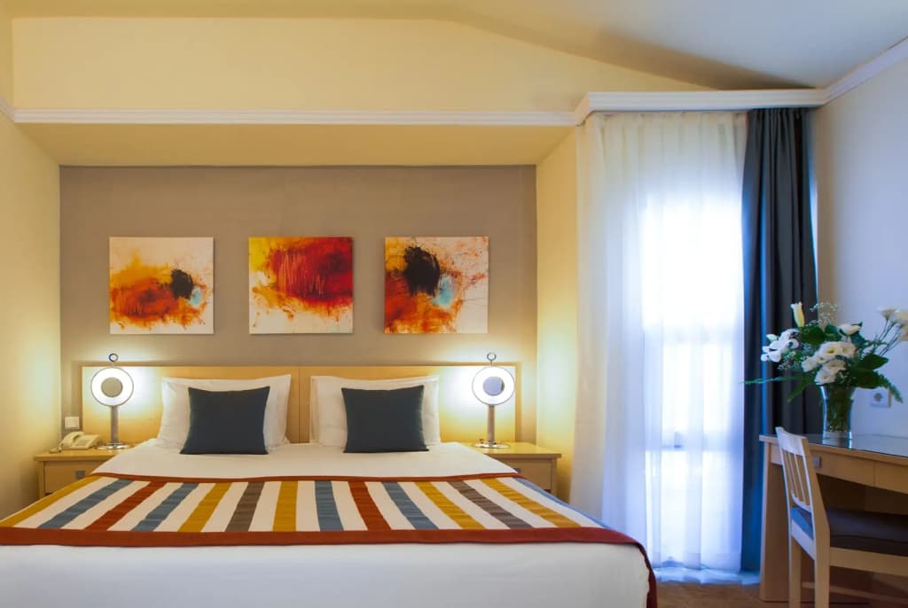 Double Lake Villa full double bed