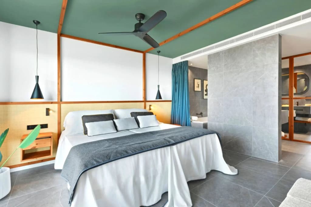 Double Suite with sea view full double bed
