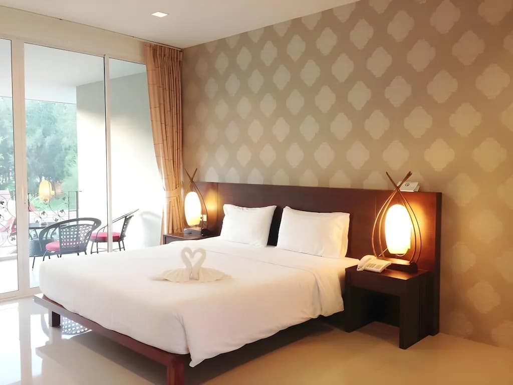 Deluxe Double room with pool view full double bed