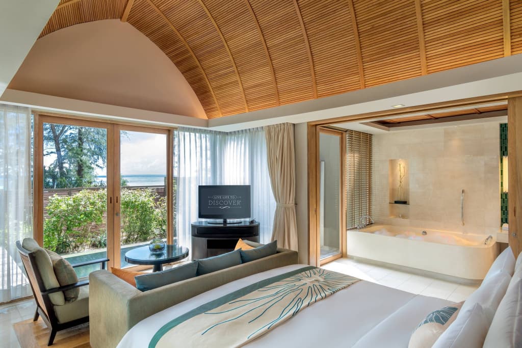 1 Bedroom Double Villa oceanfront full double bed