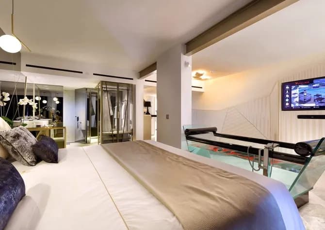 Double Suite full double bed