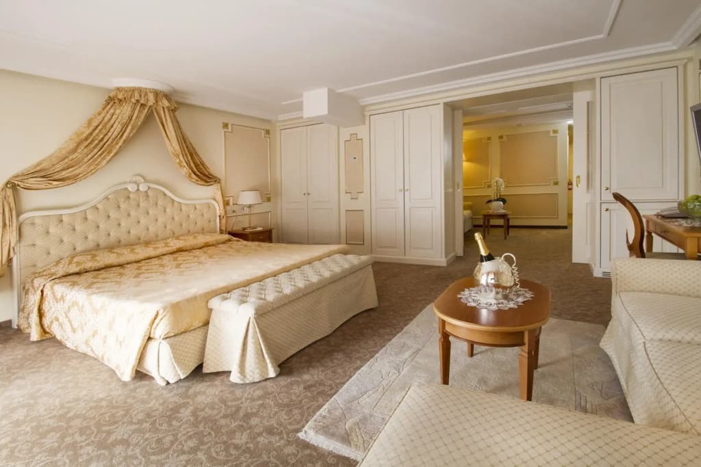 Double Suite full double bed