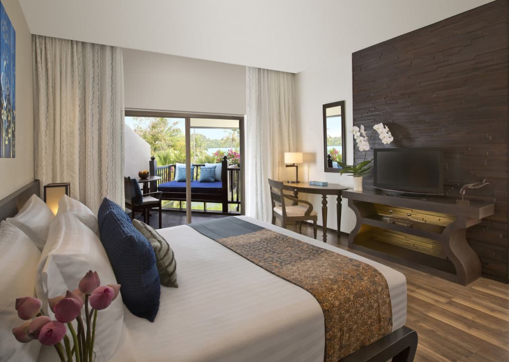 Deluxe Double room with balcony and with sea view full double bed