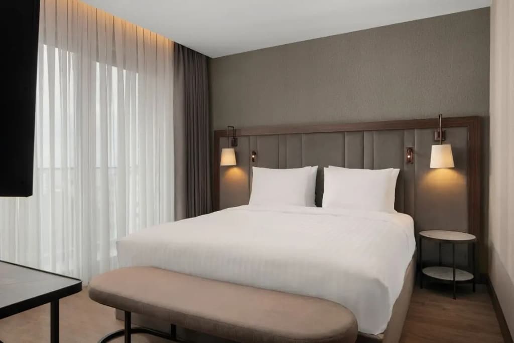 1 Bedroom Double Suite with city view full double bed