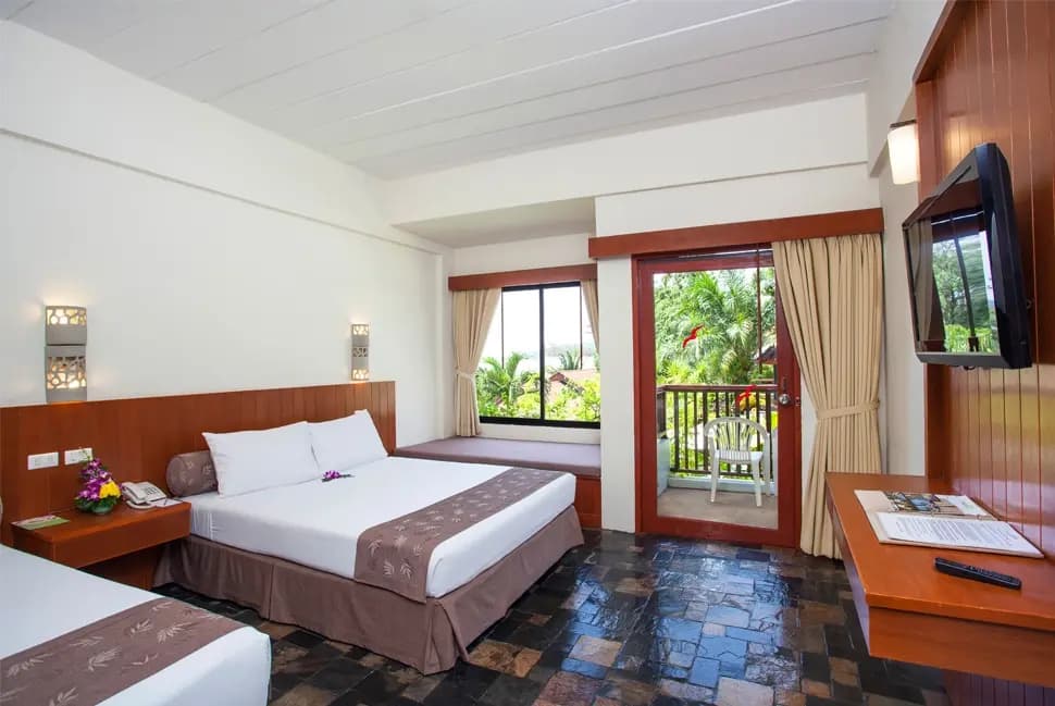 Deluxe Double room with pool view full double bed