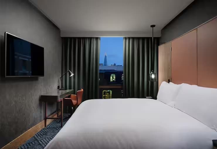 1 Bedroom Deluxe Double Suite full double bed