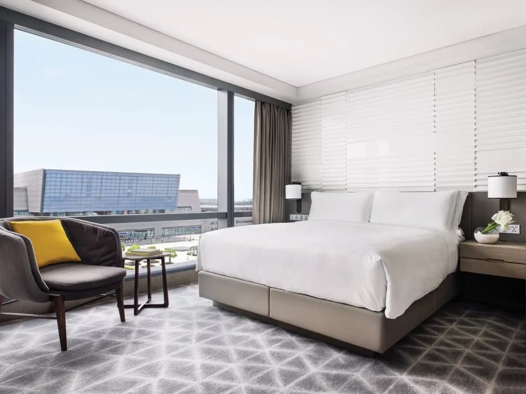 Executive Club Double Suite full double bed