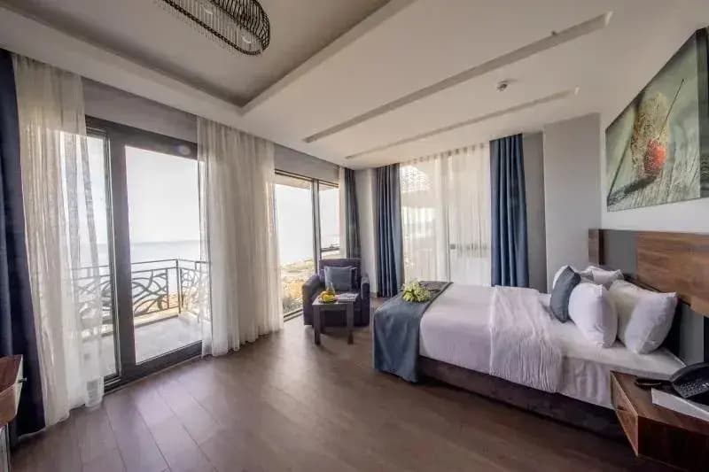 Deluxe Double Suite with balcony and with sea view full double bed