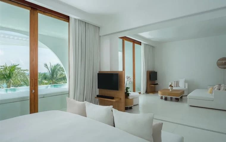 1 Bedroom Oceanfront Double Pool Suite full double bed