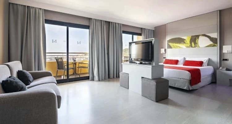 Double Junior Suite with balcony and with view full double bed