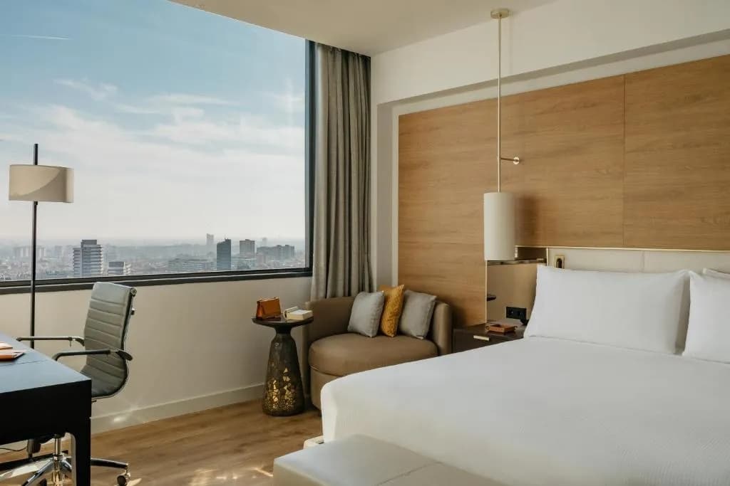1 Bedroom Long Stay RedLevel Double Suite full double bed