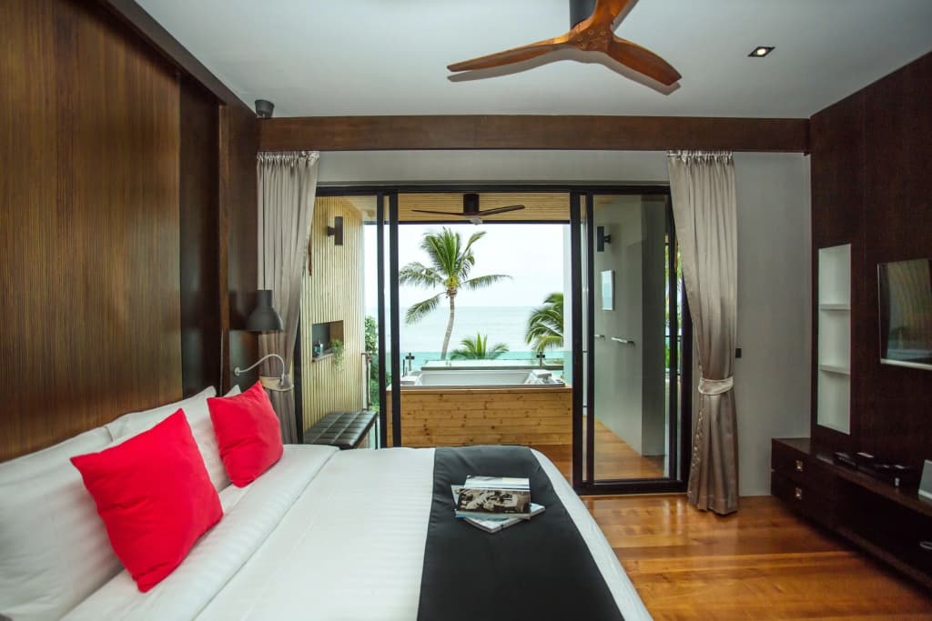 3 Bedrooms Beachfront Pool Residence
