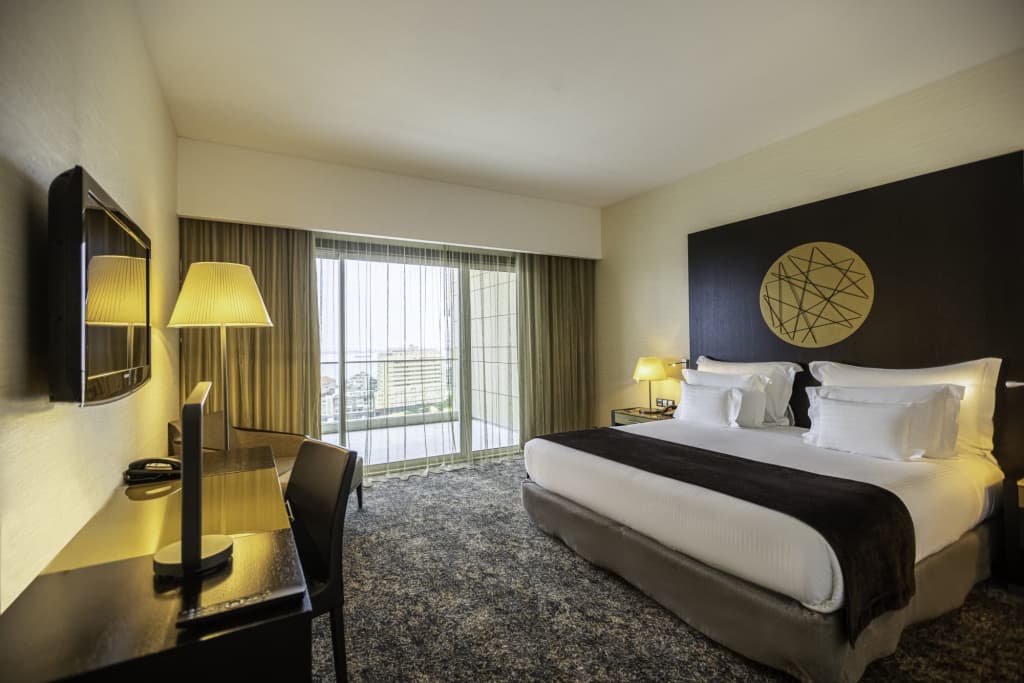 1 Bedroom Deluxe Double Suite full double bed