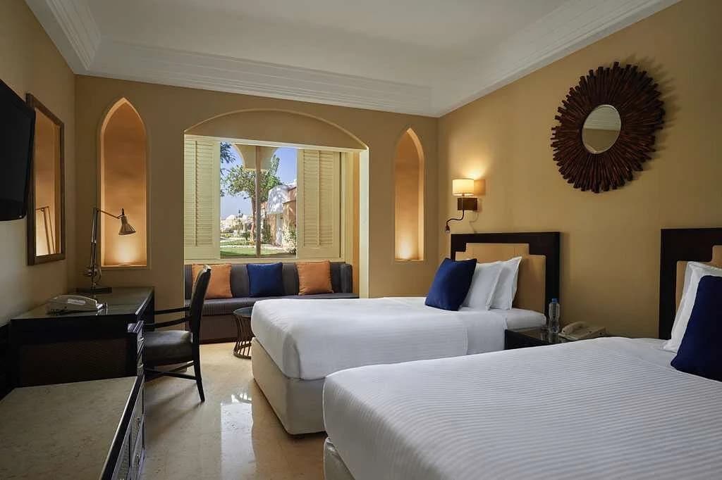 Classic Double room with city view twin beds