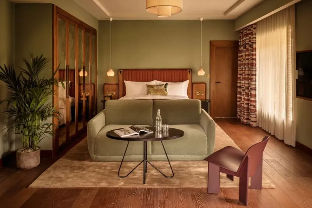 Double Sir Suite full double bed