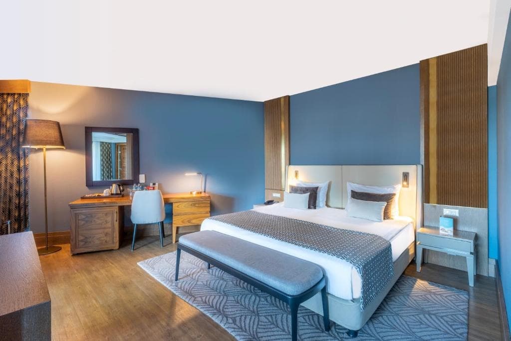 Senior Double Suite with land view full double bed