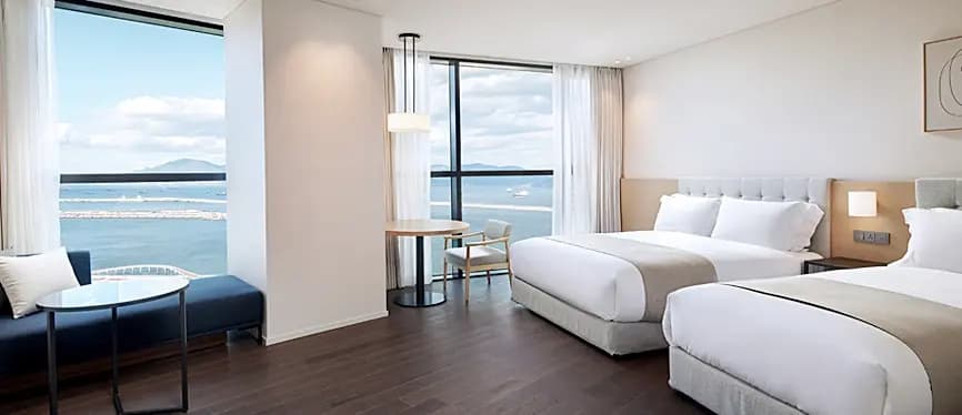 Double Junior Suite with ocean view twin beds