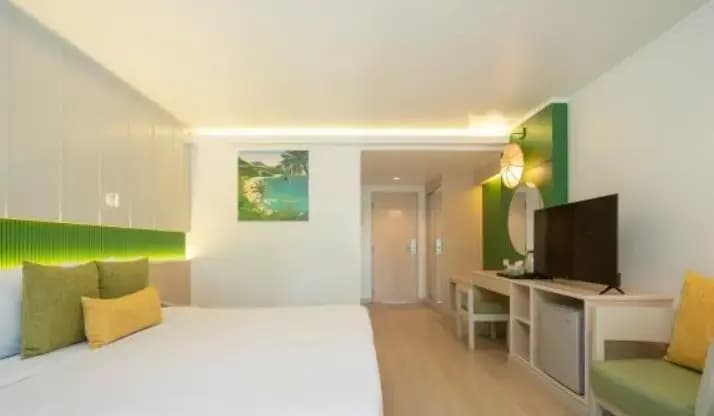 Superior Interconnecting room with pool view