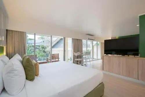 Double Junior Suite with pool view full double bed