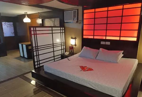 1 Bedroom Double Mega Suite full double bed