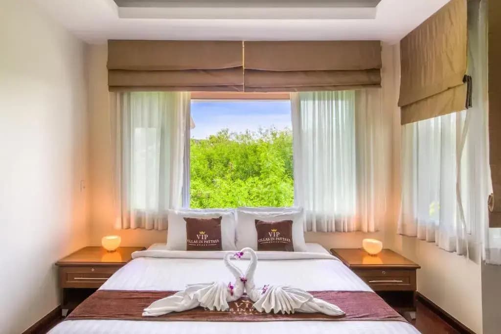 6 Bedrooms Villa