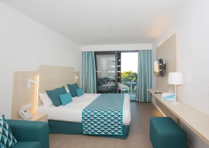With a jacuzzi on the top floor Double Junior Suite twin beds