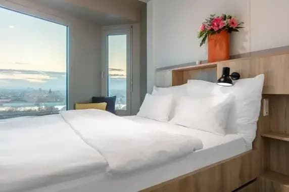 1 Bedroom Platinum Double Apartment full double bed