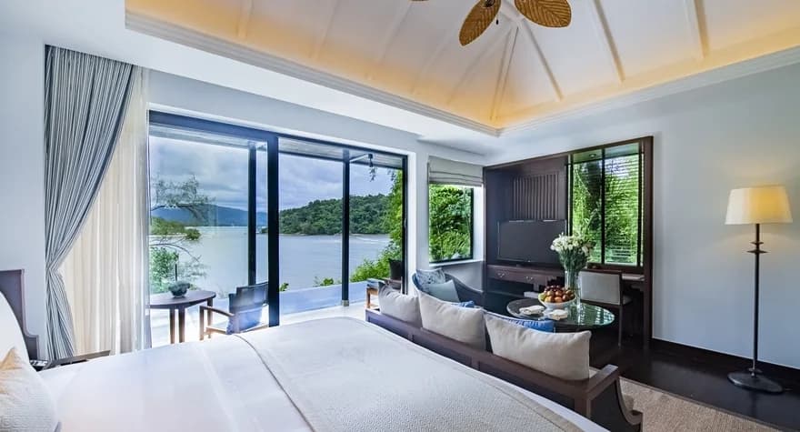 Grand Double Pool Suite with sea view full double bed