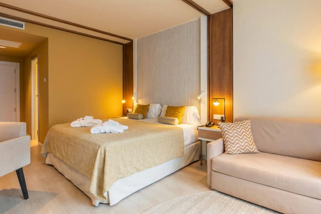 Double Junior Suite with pool view full double bed