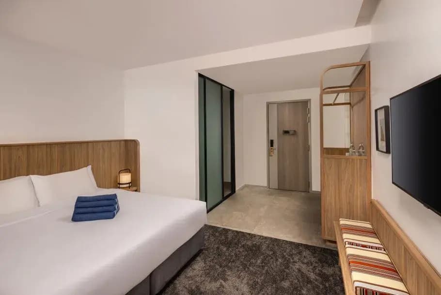 Roomy Double room with courtyard view full double bed