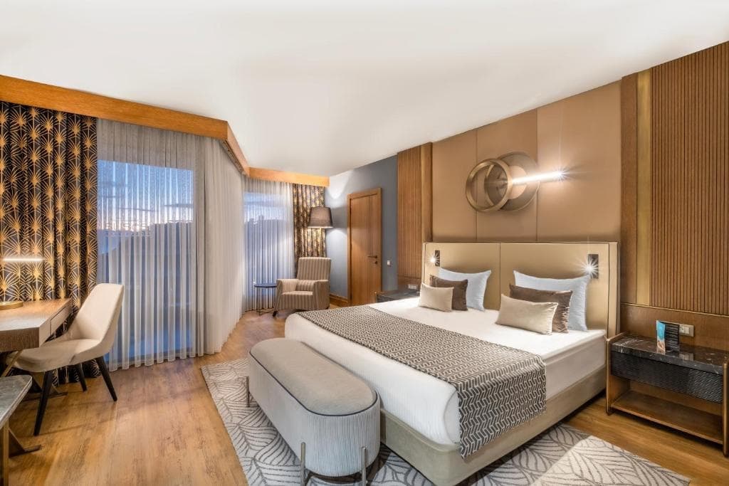 Senior Double Suite with sea view full double bed