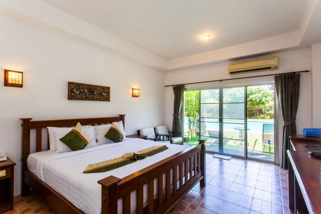 Deluxe Pool Access Double room full double bed