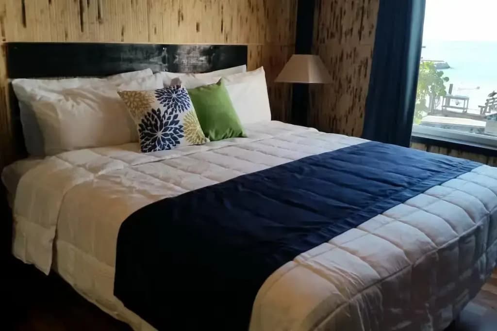 Great White Double Apartment full double bed