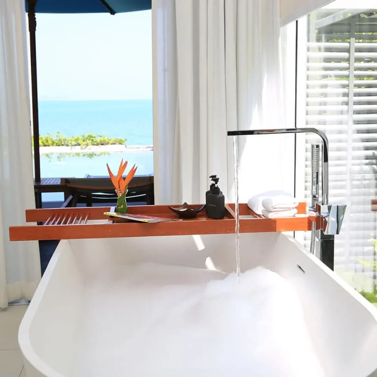 Pool Double Celes Suite beachfront twin beds