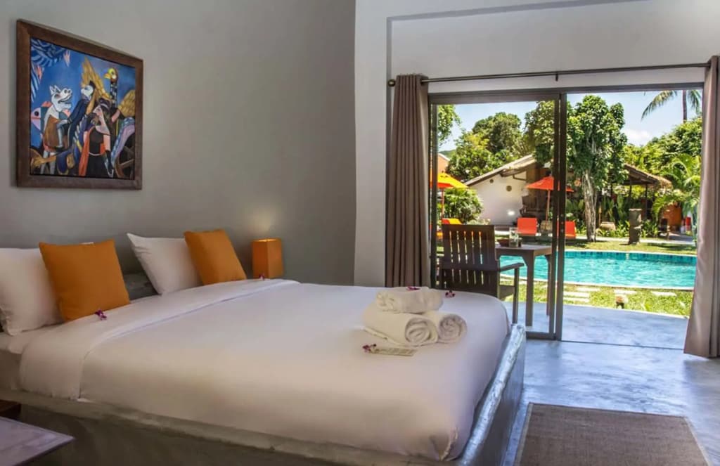 Deluxe Poolside Double Bungalow full double bed