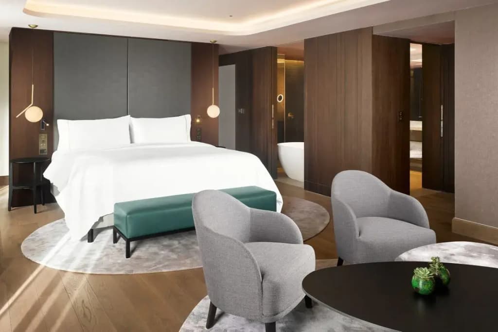 1 Bedroom Presidential Double Suite with city view full double bed