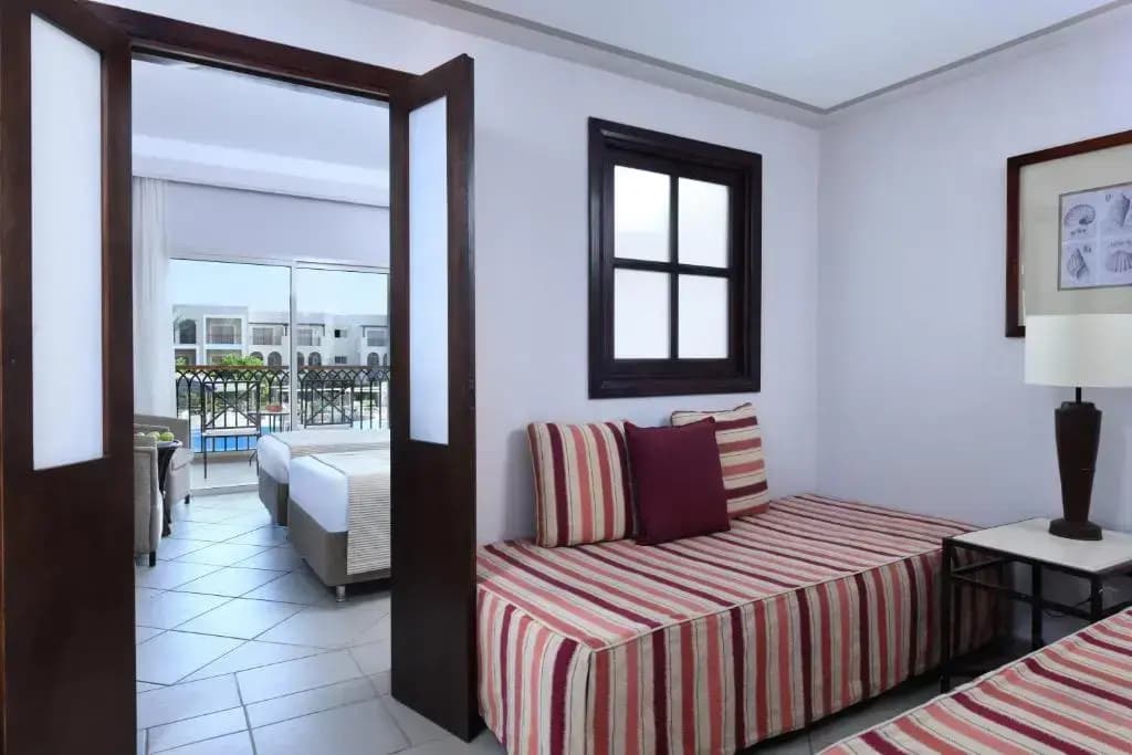 Deluxe Family Double room with pool view full double bed