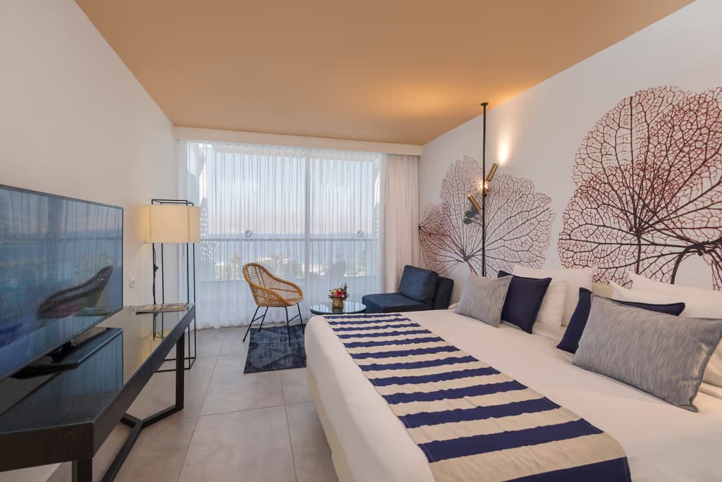 Coral Double room with pool view full double bed