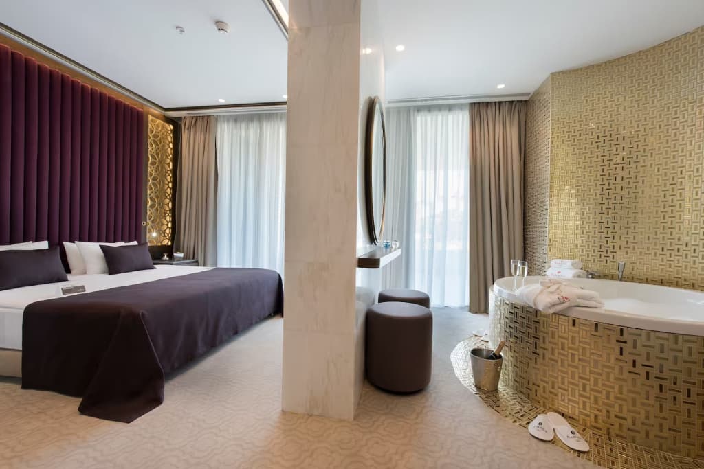 Honeymoon Double Suite with sea view full double bed