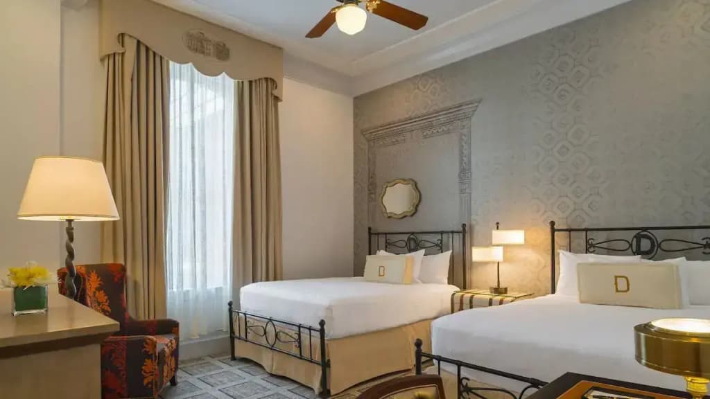 Double room with city view twin beds