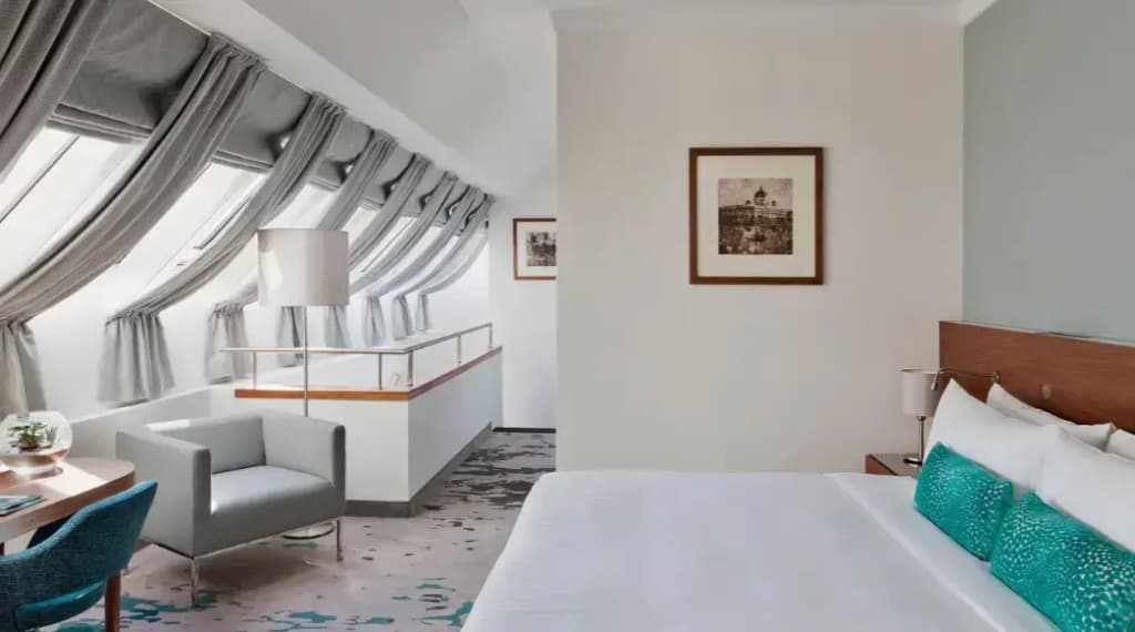 1 Bedroom Duplex Top Floor M Club Lounge Access Double Suite full double bed