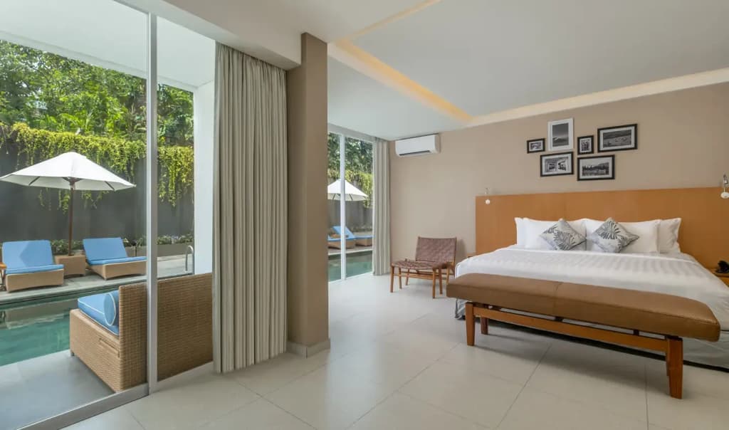 Pool Double Suite full double bed
