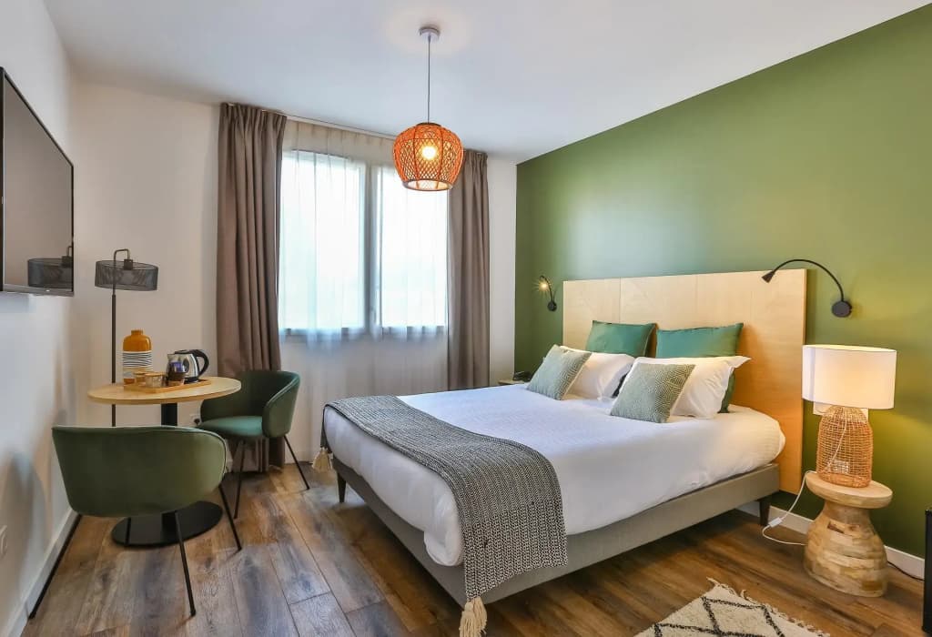 Courtyard/Parking Side Accessible Double room full double bed