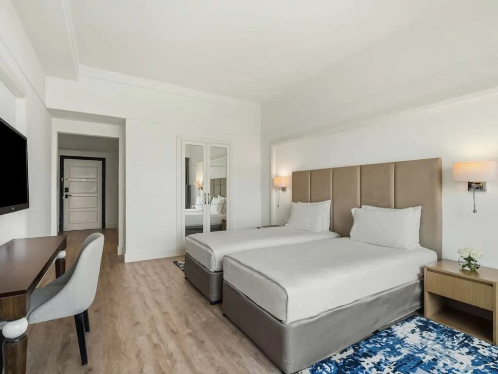 2 Bedrooms Family Suite with pool or sea view